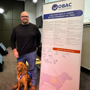 Maitre de chien d'assistance et son chien Thor devant la charte OBAC